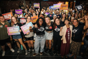 “O nosso feminismo é de liberdade. Nós somos um oceano e não cabemos nas represas da extrema direita”, diz Natasha Ferreira em evento voltado para mulheres no Ocidente.
