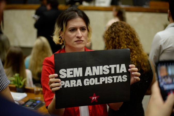 Oposição denuncia vereadores ao MPF por apologia à ditadura