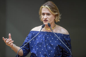 Natasha Ferreira propõe lei para conscientização sobre adultização nas escolas municipais