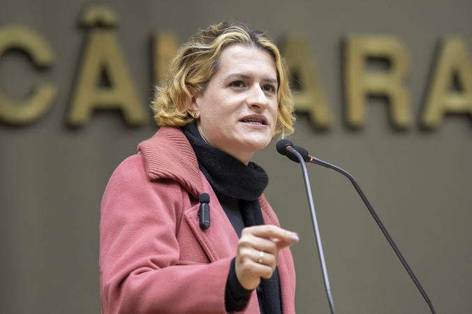 Natasha Ferreira pede posição do Ministério da Saúde contra resolução do CFM que restringe direitos de pessoas trans