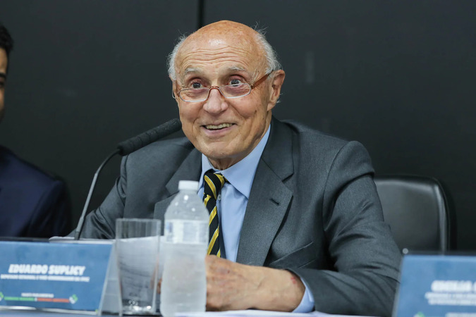 Eduardo Suplicy recebe honraria de Natasha Ferreira nesta quinta-feira (16)