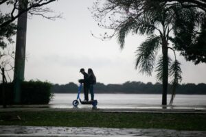 Projeto de lei regulamenta uso de patinetes elétricos em Porto Alegre