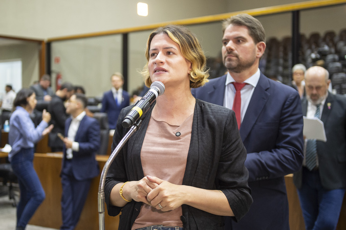 Projeto de Natasha Ferreira que cria “Prateleiras Maria da Penha” é aprovado na Câmara Municipal